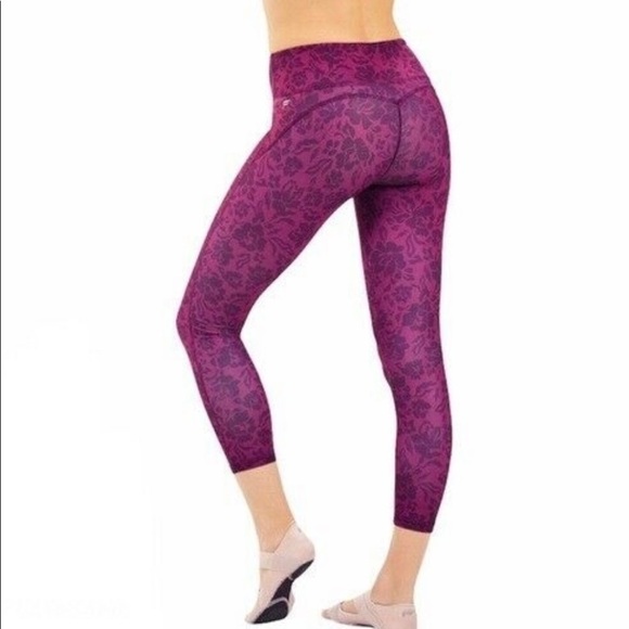 Fabletics Mid Rise Printed Primrose Raspberry Pureluxe Capri Leggings M - Picture 1 of 10